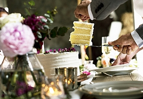 Ar tikrai žinote, kaip teisingai pjauti vestuvinį tortą?